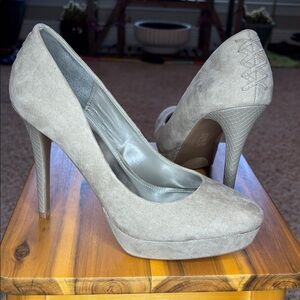 🪩 Jennifer Lopez Gray Suede Heels 🪩